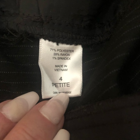 White pants with tiny tucks - Picture 7 of 7